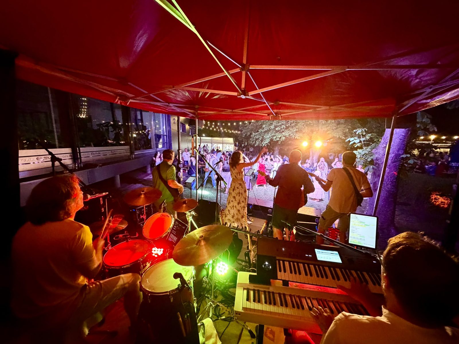 Band von hinten mit Blick aufs Publikum