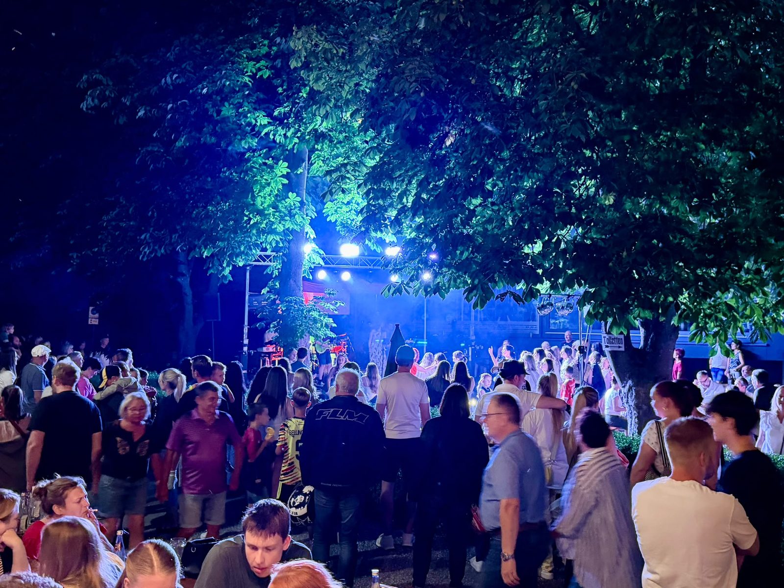 Publikum unter den Kastanien