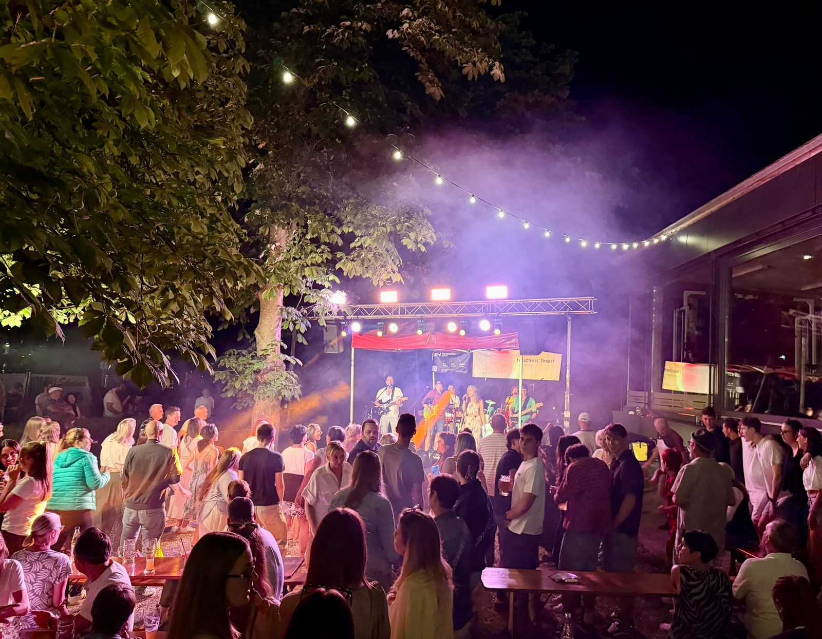 Bühne und Publikum bei Nacht