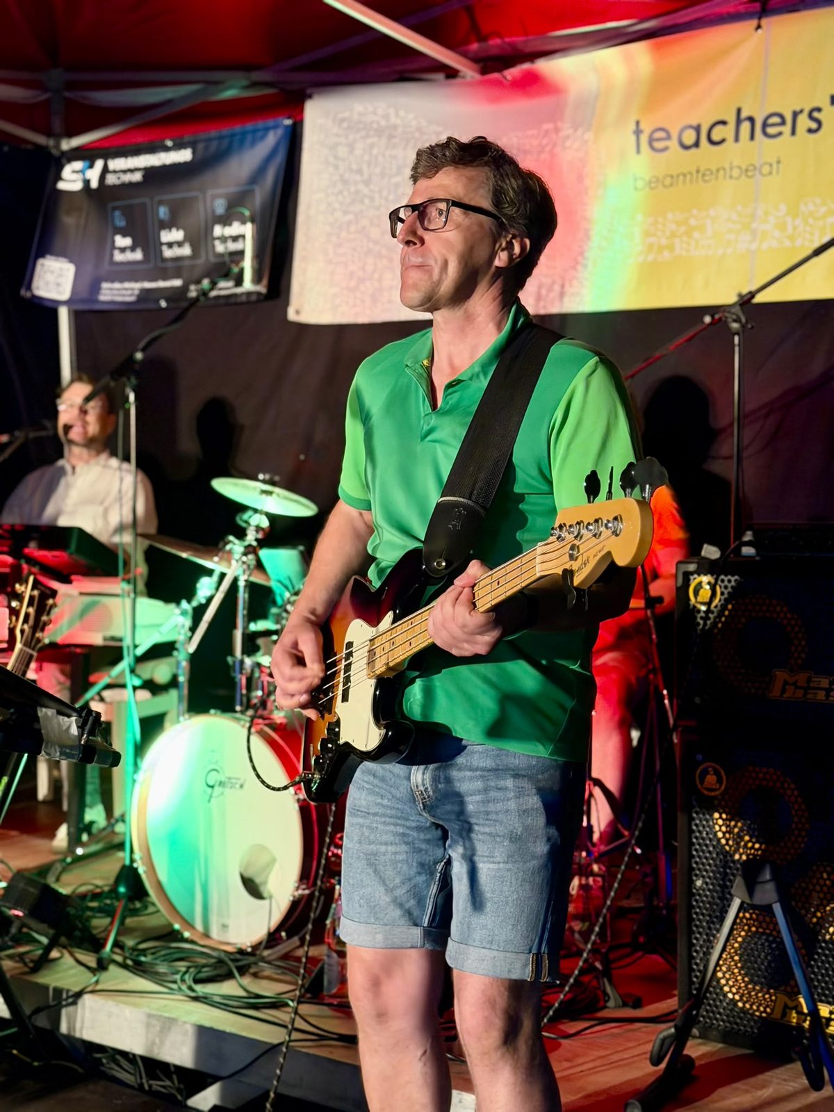 Bassist auf der Bühne